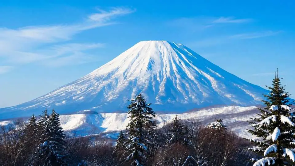 中山峠：北海道知名山岳休息站，冬季白雪覆蓋群山，天氣晴朗時還有機會遠眺被譽為「蝦夷富士」的羊蹄山，感受北海道壯麗的雪國風光。