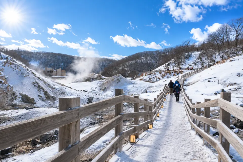 登別地獄谷：北海道最具代表性的火山地熱景點，也是登別溫泉的源頭。白雪覆蓋的山谷與蒸騰熱氣交織成夢幻景色，近距離欣賞火山噴氣、硫磺泉與地熱奇觀，感受北海道冬季最震撼的自然魅力。