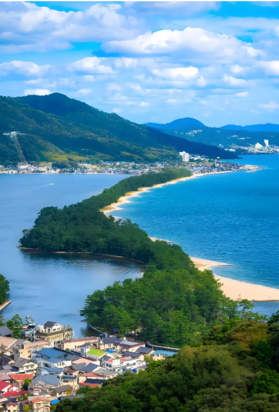 天桥立：通往天堂的海上绿桥，日本三景之一的千年绝境

在日本海的碧波之上，有一条长达3.6公里的沙洲，蜿蜒如龙，横卧于宫津湾与阿苏海之间。8000余棵苍劲的黑松在海风中摇曳，勾勒出一道连接天地的绿色长桥。这便是与松岛、宫岛齐名的日本三景之一——天桥立，一处被神话眷顾、被历史铭刻、被无数旅人视为一生必至的绝美秘境。
南端的天桥立View Land，位于文殊山山顶。乘坐登山吊椅或单轨电车缓缓而上，7分钟的路程中，海风拂面，景色渐次展开。抵达山顶的“飞龙观”，天桥立如一条腾空而起的青龙，蜿蜒于碧波之上——这便是著名的“飞龙观”视角。下午时分，顺光之下，沙洲的轮廓格外清晰，最适合按下快门。

北端的伞松公园，则呈现完全不同的“升龙观”。从海拔130米的山腰俯瞰，沙洲宛如一条飞向天际的巨龙，气势磅礴。这里的“股覗”观景台是体验倒看奇景的最佳地点。清晨时分，当第一缕阳光洒向海面，你会明白为何当地人坚信，从这里看到的沙洲，才是真正的“天堂之桥”。
两座展望台之间，有观光船往来于文殊港与一之宫港之间，仅需12分钟。从海面上仰望沙洲，又是另一番天地——松林如黛，碧波如镜，你成了画中之人。
天桥立，正静静地守候在日本海之滨，等待着每一位有缘人，弯腰，倒看，然后惊叹。