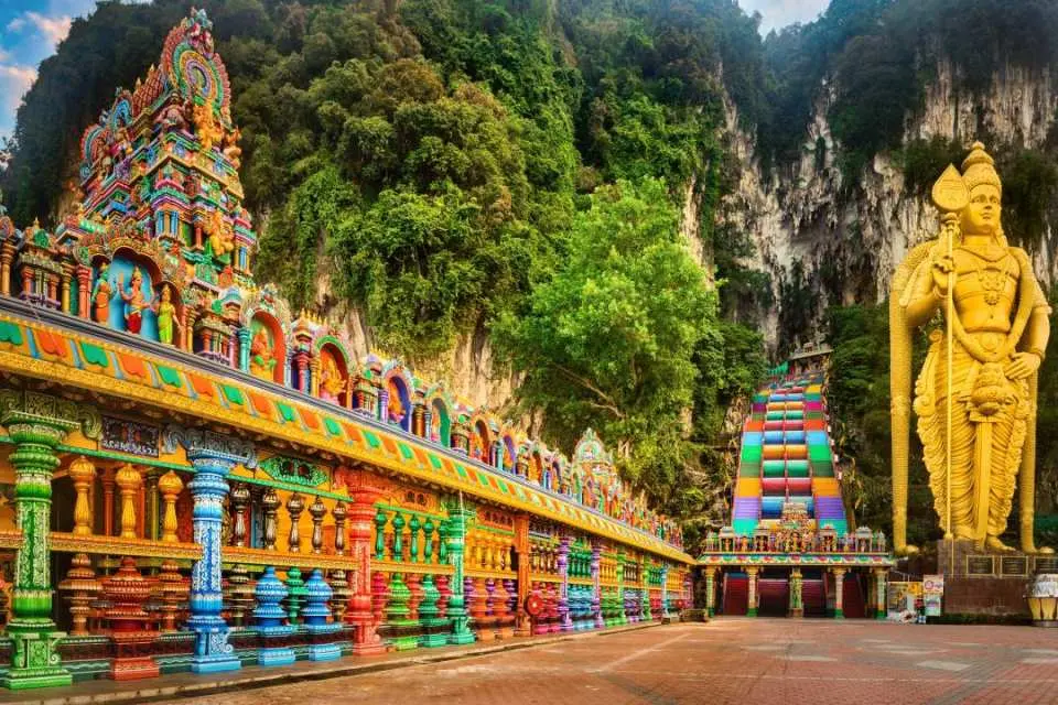 【Rainbow Batu Caves】is a famous Hindu holy site in Malaysia. Climbing the 272 colorful steps to the top, you can see the enormous golden statue of Murugan and the spectacular limestone caves. The temples inside the cave blend religious and natural wonders, making it one of Kuala Lumpur's must-visit landmarks.