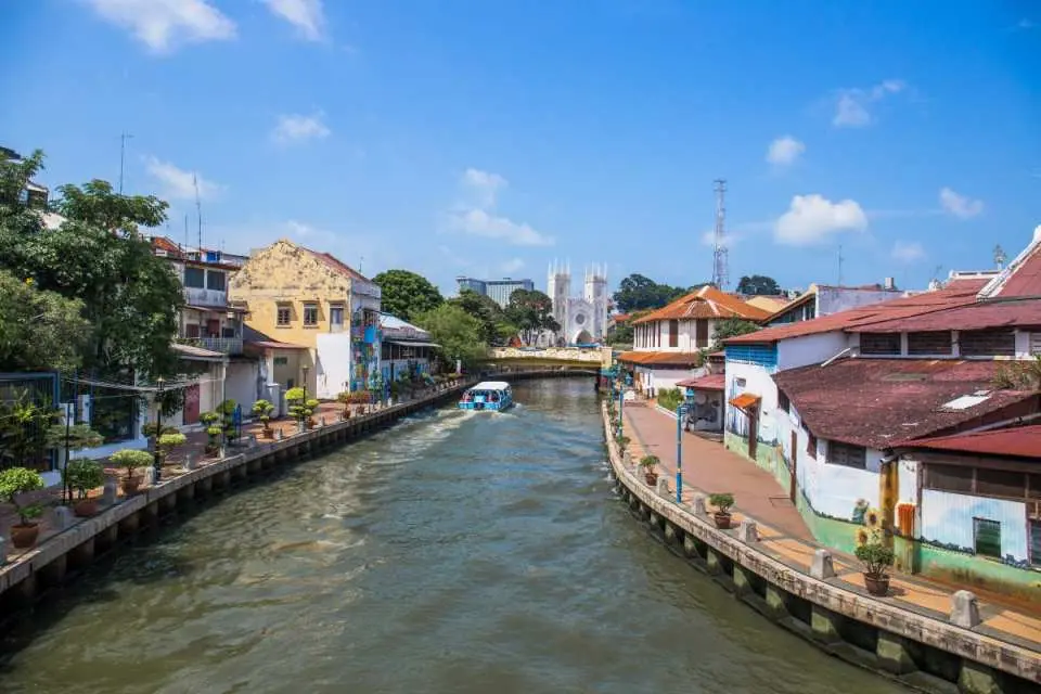 【Malacca Cruise】Swimming between historic buildings and painted riverbanks, enjoy the charm of this World Heritage city from the water. At night, the lights create a romantic atmosphere, making it a perfect way to experience the allure of Malacca and capture memorable photos.