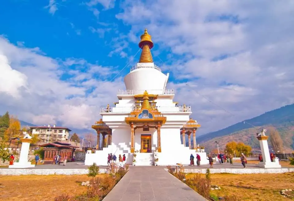 The National Monument was built by the third king to pray for world peace. After his death, it became a memorial stupa, symbolizing his important contributions to modern Bhutan. People come daily to circumambulate the stupa for blessings, a part of the religious life of Thimphu residents, showcasing their devout faith and peaceful atmosphere.