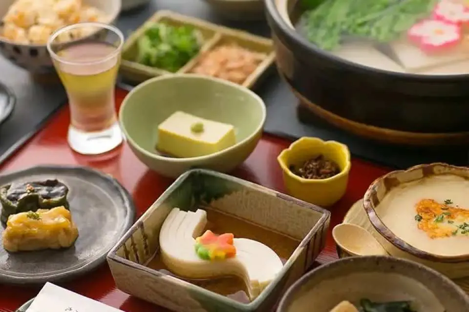 【推薦午餐~特色豆腐料理-豆富料理 蓮月茶や】（可協助預約，客人現場付費；圖片僅供參考） 以新鮮手作豆腐為主角，呈現細膩又富創意的日式料理。從湯品、蒸物到鍋物，多樣料理帶出豆腐天然甘甜，風味清爽健康。是一場融合傳統與創新的特色豆腐饗宴，適合喜愛清淡料理的旅客。