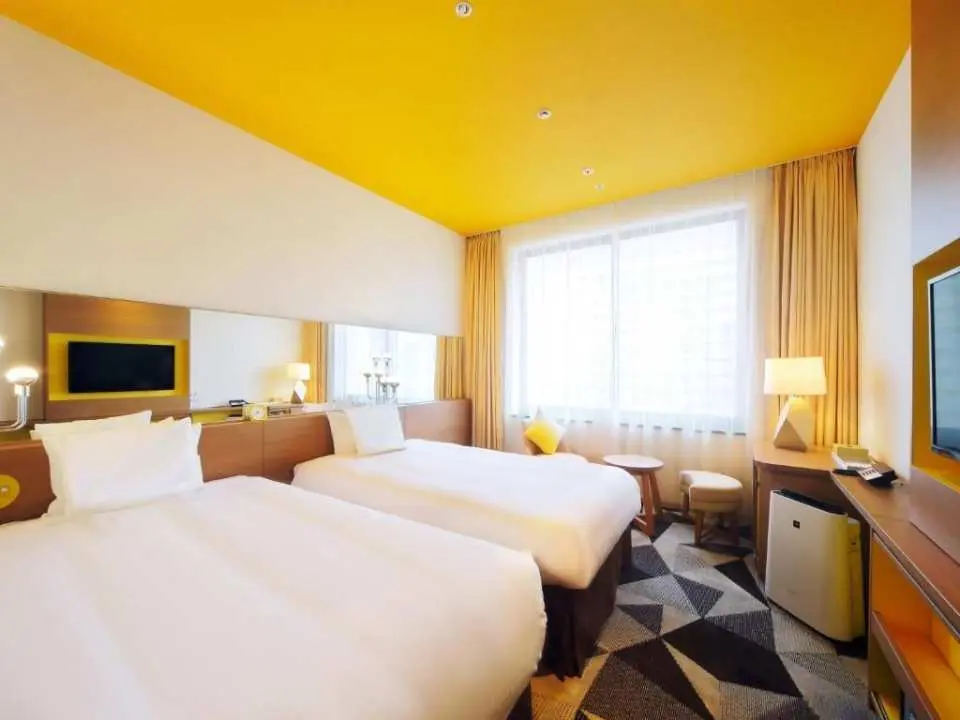 【環球影城維塔港酒店】位於大阪環球影城園區旁，設計繽紛活潑，充滿度假氛圍。客房寬敞舒適，部分房型採海洋或電影主題，深受親子喜愛。館內提供多樣餐飲與便利設施，是暢遊環球影城的理想住宿選擇。