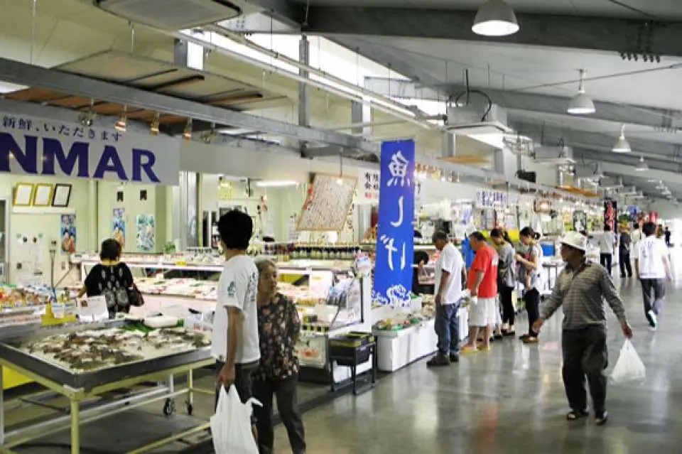 【系滿魚市場】緊鄰系滿漁港，每日新鮮漁獲直送上岸。旅客可用實惠價格現買現吃生魚片、壽司與海鮮丼，品嚐道地沖繩海味。結合漁港文化與美食體驗，是海鮮饕客不可錯過的人氣景點。