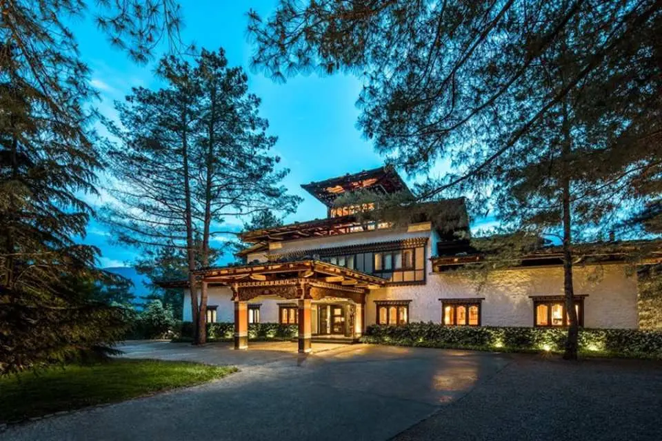 โรงแรม COMO uma paro เป็นหนึ่งในโรงแรมระดับห้าดาวชั้นนำแห่งแรกๆ ที่เปิดในภูฏาน เดิมทีเป็นที่พำนักของขุนนางภูฏาน และยังโด่งดังจากการจัดงานแต่งงานของคารินา เลา และโทนี่ เหลียง โรงแรมตั้งอยู่บนเนินสูงในหุบเขาปาโร มี ห้อง และวิลลาเพียง 28 ห้องเท่านั้น ผสมผสานการออกแบบที่ทันสมัยเข้ากับสถาปัตยกรรมภูฏานแบบดั้งเดิม มีทัศนียภาพของหุบเขาที่กว้างไกล มอบความหรูหราอย่างมีระดับ ความเงียบสงบ และความเป็นส่วนตัว ทำให้เป็นตัวเลือกที่เหมาะสำหรับการสัมผัสธรรมชาติและวัฒนธรรมของภูฏาน