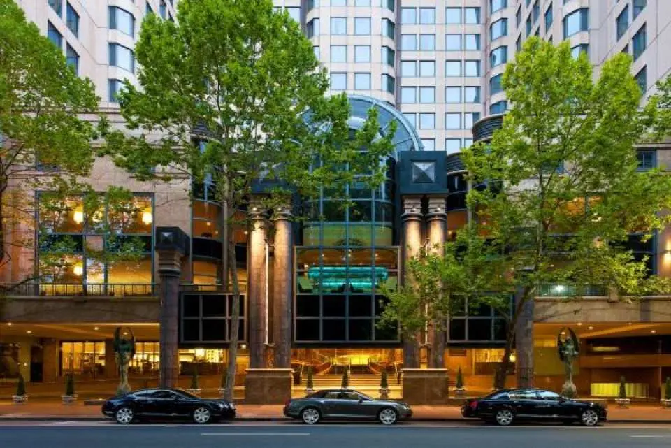 【Sheraton Grand Sydney Hyde Park】Nằm ở trung tâm Sydney, đối diện công viên Hyde Park và liền kề với Vườn Bách thảo Hoàng gia và Nhà thờ St. Mary, khách sạn kết hợp hài hòa giữa không gian xanh tự nhiên và nhịp sống sôi động của đô thị. Kiến trúc của khách sạn kết hợp giữa mặt tiền hình vòm cổ điển với thiết kế hiện đại, nổi bật với sảnh đón khách ba tầng trang nhã. Hồ bơi nước nóng trong nhà và trung tâm thể dục nằm trên tầng 22, mang đến tầm nhìn toàn cảnh thành phố trong khi bơi, tạo nên trải nghiệm lưu trú yên tĩnh và tinh tế.