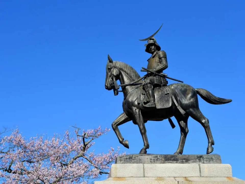 【青葉城（仙台）】は、戦国時代の名将、伊達政宗によって築城されました。高い崖の上にそびえ立つこの城は、戦略的に重要な位置と、街並みを一望できる眺望を誇ります。現在は国の史跡に指定されており、城跡、護国神社、政宗の騎馬像などを見学できるほか、仙台市街の景色を楽しむことができます。