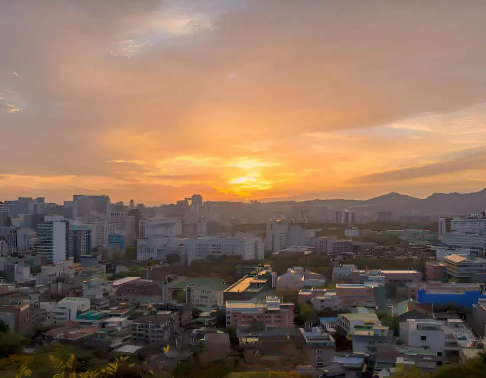 Witness the most breathtaking sunset in Seoul as the city turns golden. A 360-degree sparkling view of Seoul’s city lights.