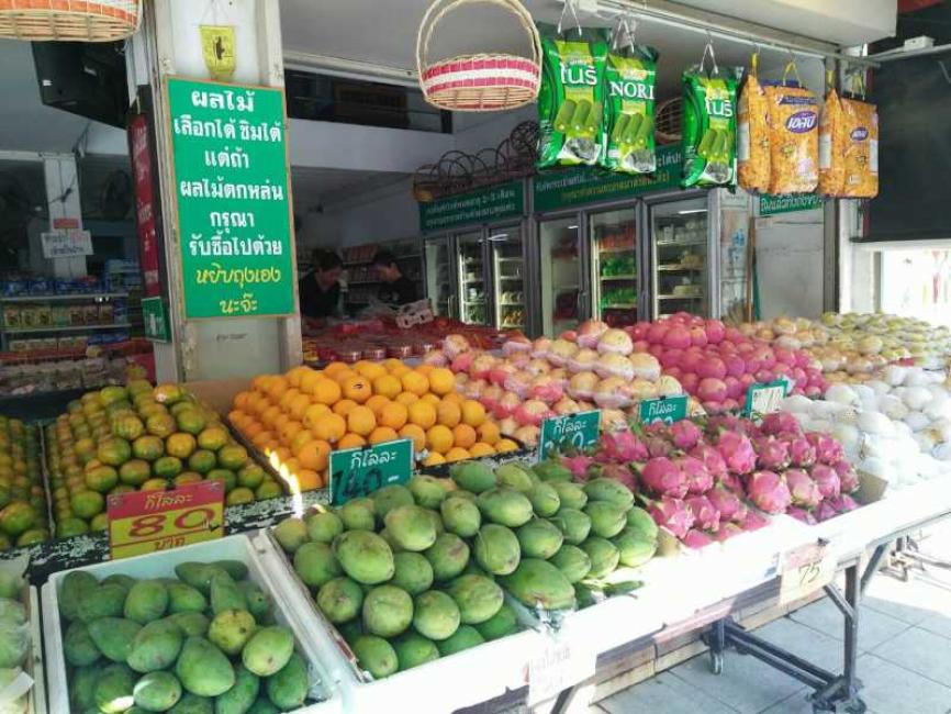 Durian & Fruit Eating Tour by Tuk Tuk at Muang Mai Fruit Market Chiang