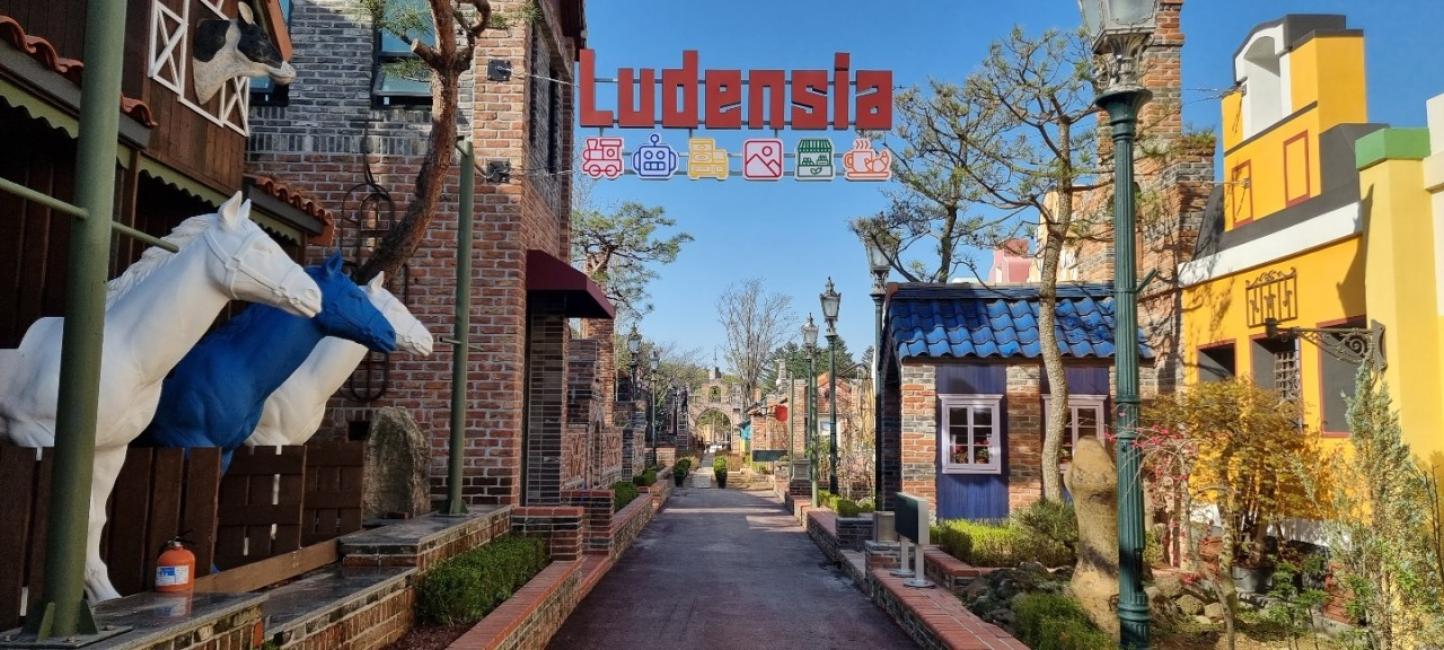 韩国|骊州奥特莱斯/ Ludensia / 韩国民俗村& 花谈林& 银儿牧场(披萨冰淇淋体验) / 小金山吊桥/ 骊州一日游[首尔出发] - KKday