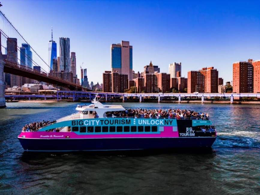 自由の女神像を眺めるフリーダム リバティ クルーズ - KKday