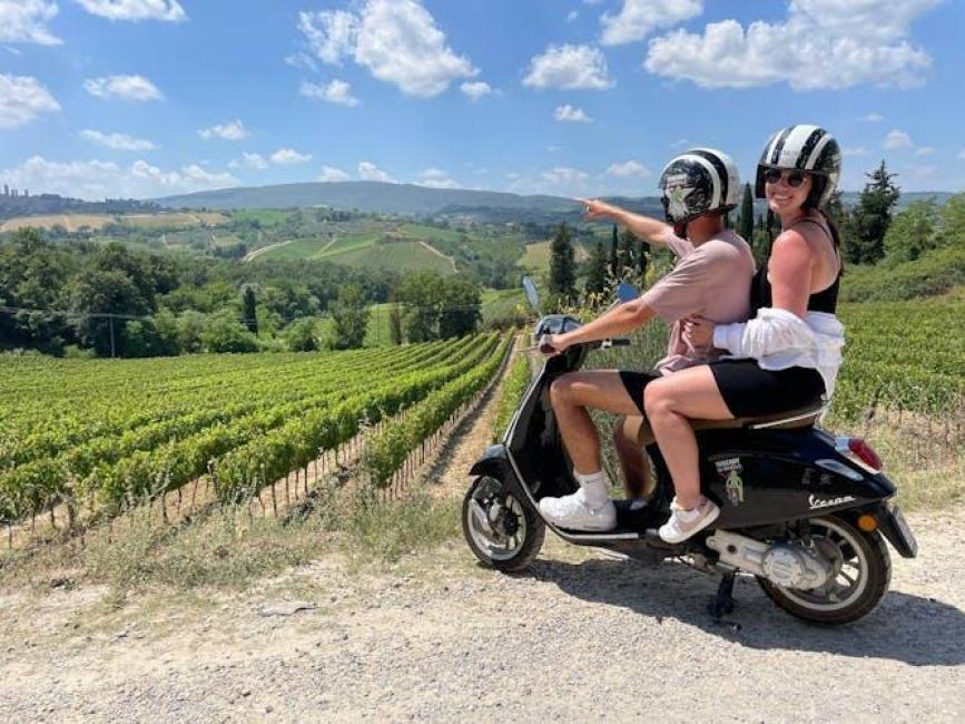 トスカーナ地方を巡るイタリアの象徴的なスクーターツアー（ランチと