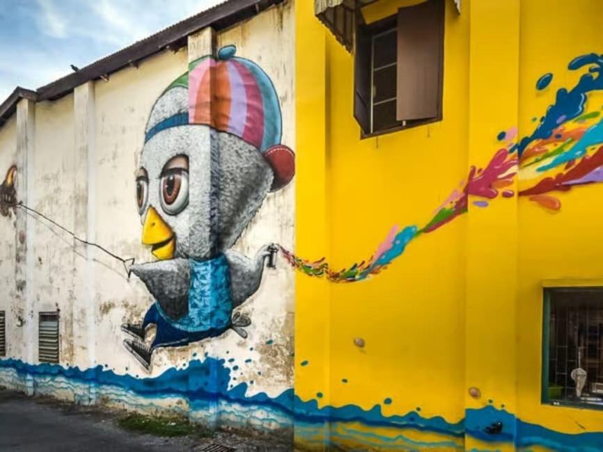 プーケット：旧市街のストリートアート散策とタイルペイントワーク