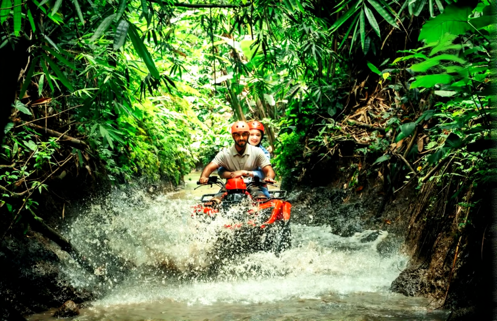 ウブドATVクワッドバイクでゴリラ像、ジャングル、泥道、川、田んぼを