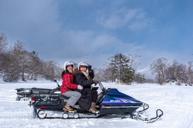 スノーモービル　希少なコンパクトサイズの2人乗り　探すの困難です 北海道・函館】氷上スノーモービル（2人乗り）☆団体割引あり☆ - KKday