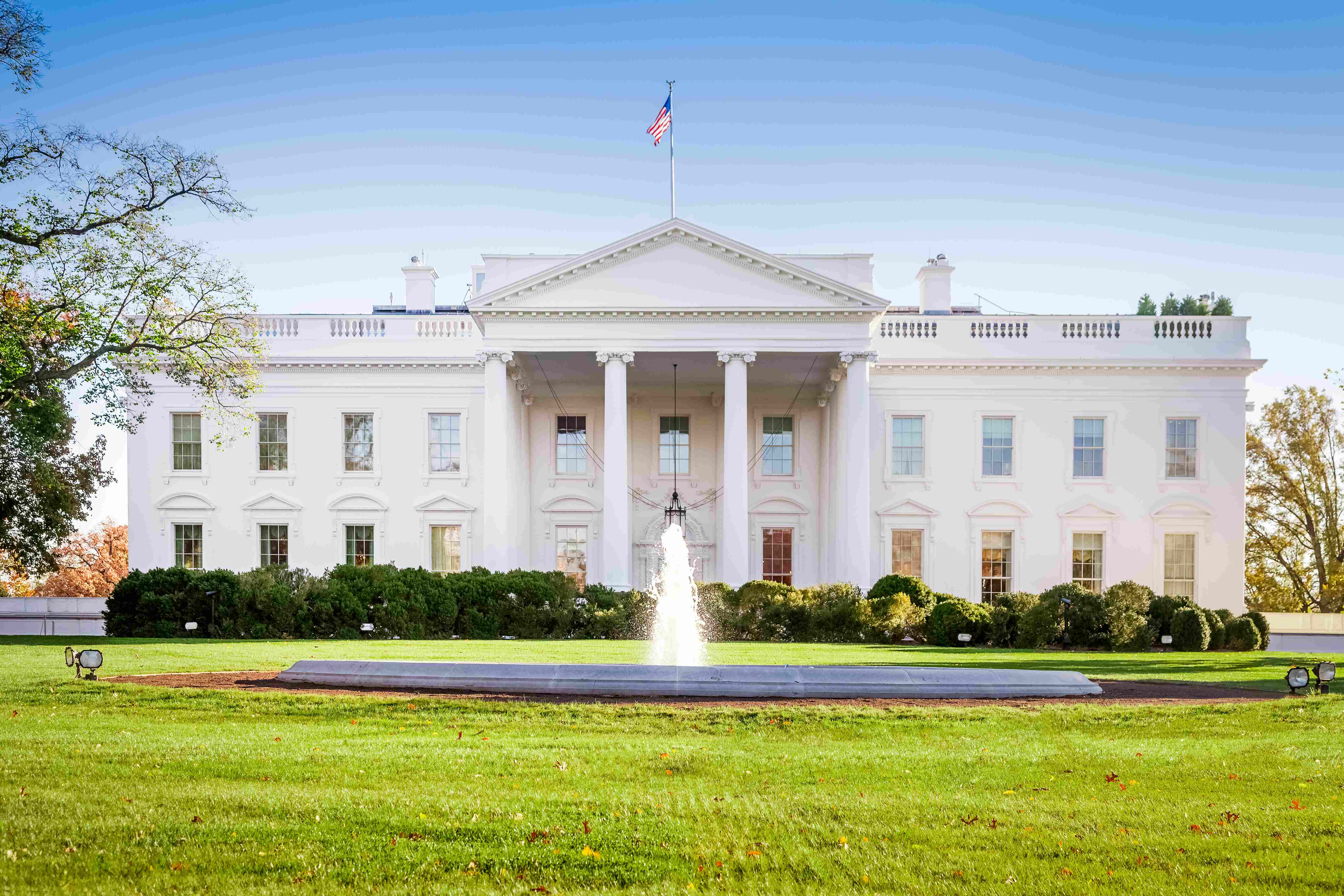 Красивое белое здание. Белый дом США. Резиденция президента США белый дом. Америка белый дом Вашингтон. Джордж Вашингтон и белый дом.