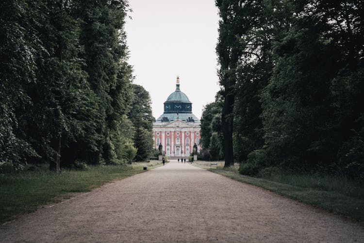 1-hour tour of Potsdam attractions with a local - KKday