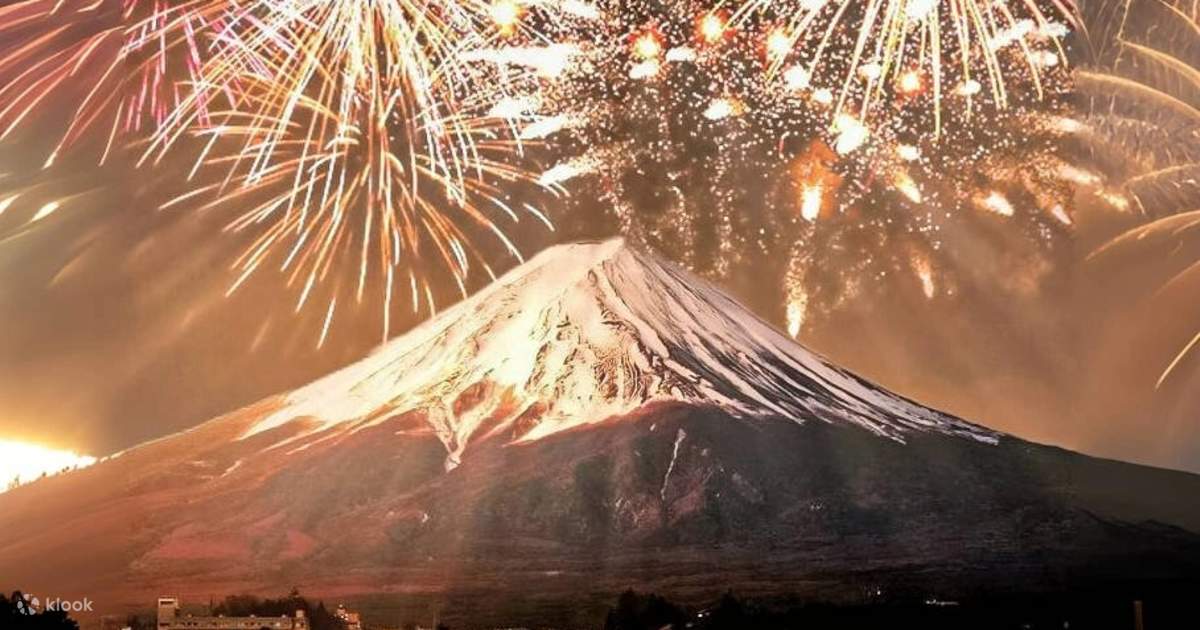 富士山と河口湖花火大会への日帰り旅行｜新倉山浅間公園＆忍野八海