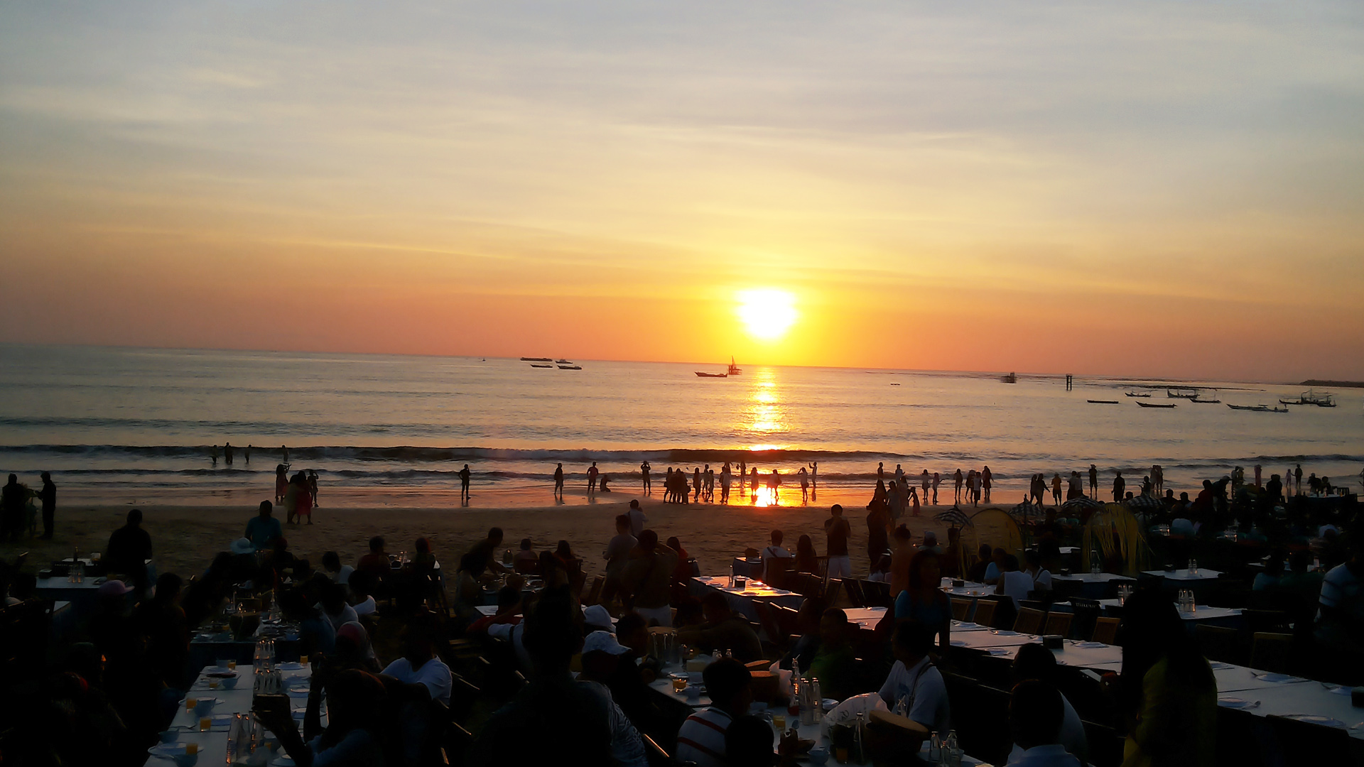 峇里島沙灘晚餐】金巴蘭海灘夕陽美景海鮮BBQ晚餐體驗- KKday
