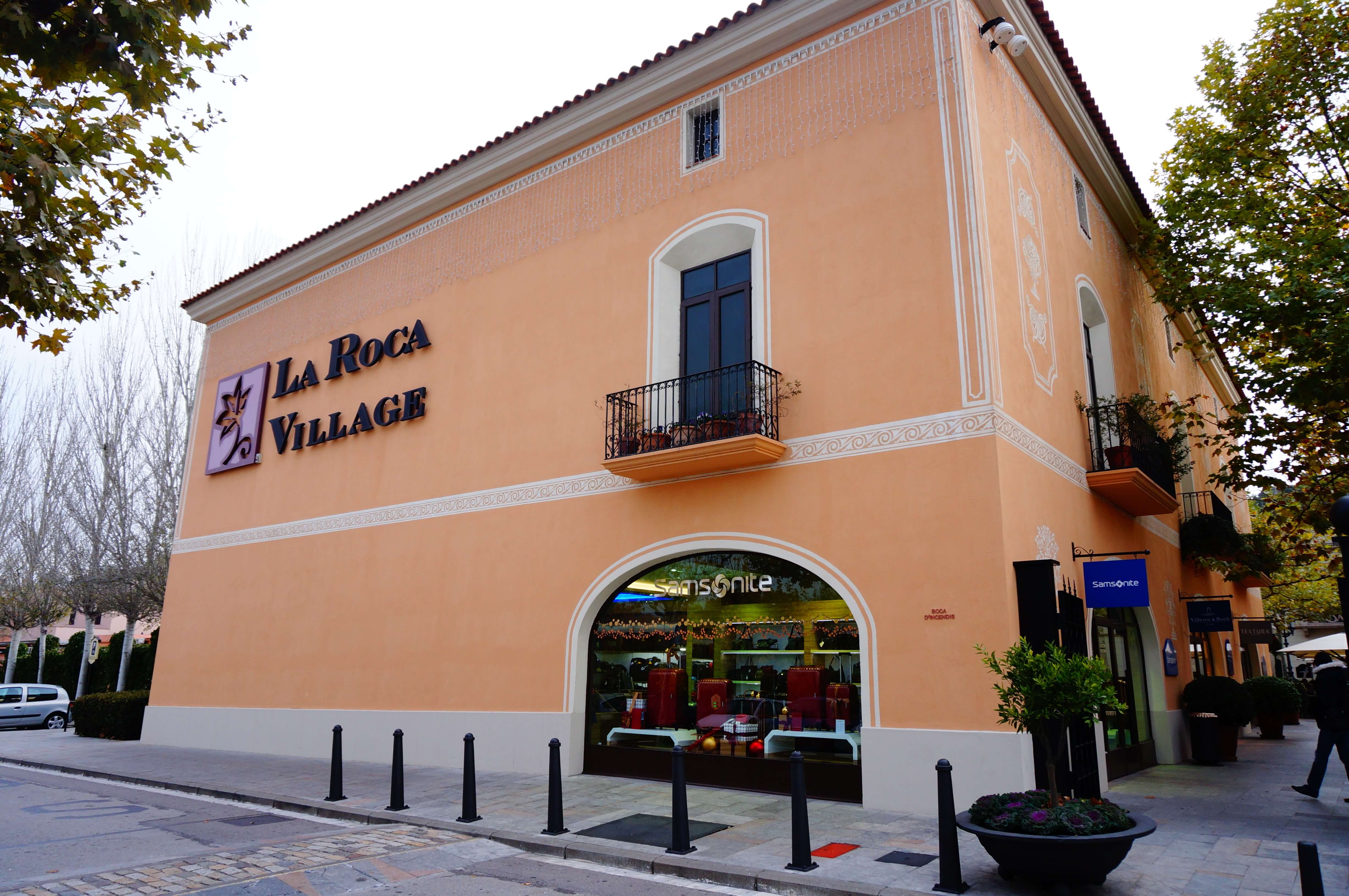 La Roca Village from Barcelona: Bus, Guide and VIP card 10% off