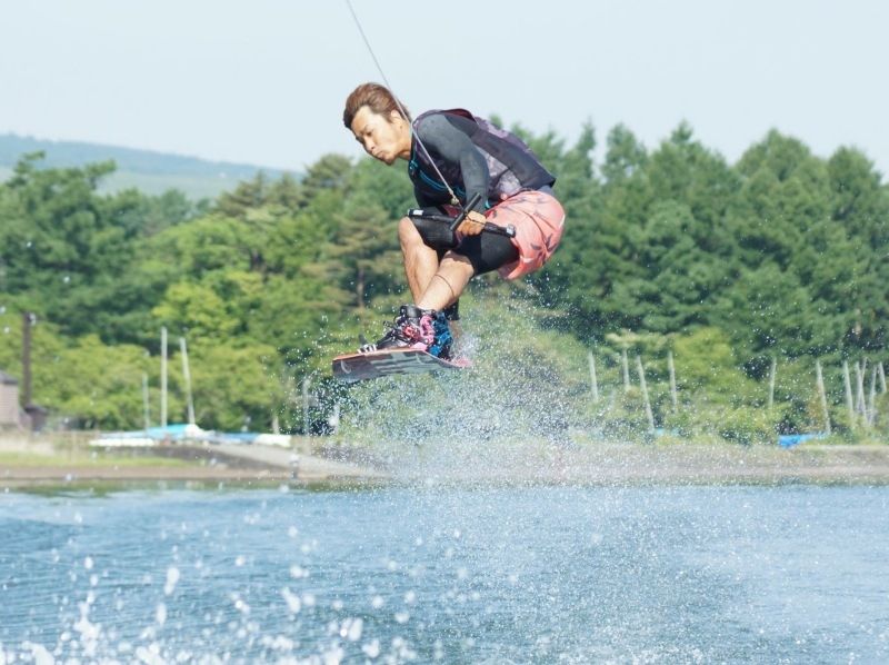 山梨・山中湖】富士山を背景にアクロバット！ ウェイクボードぞんぶん