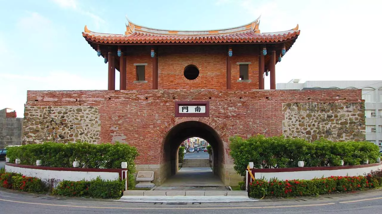 Kaohsiung-Kenting one-day charter | Wutai, Marine Life Museum, Sandi Gate, Glazed Suspension Bridge, National Park, Hengchun Old Town, Houbi Lake, Eluanbi, Luyu Island [Taiwan Express Rental Co., Ltd.]