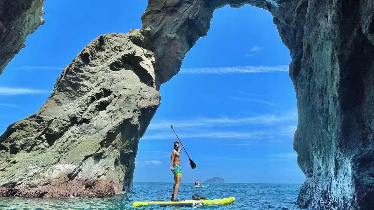 New Taipei Light Tourism | Elephant Trunk Rock SUP Exciting Adventure | Crossing the Elephant Trunk | Landing deep in the sea cave [Group of 2]