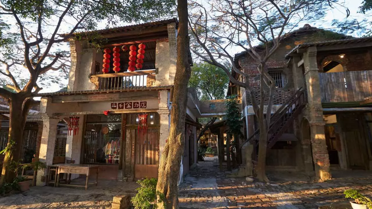 [Tainan] Laotang Lake Art Village & Shuijiaoshe Cultural Park & Yongle Market & Fan-shaped Salt Field Tree of Life Humanities and Food Day Tour | Departing from Taichung