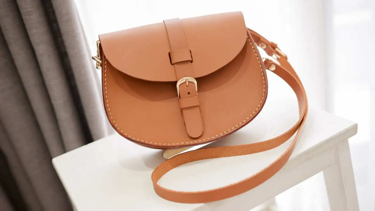 Taipei Dadaocheng | Taco Handmade Leather Carving | Saddle Side Backpack DIY Handmade Experience | One person only