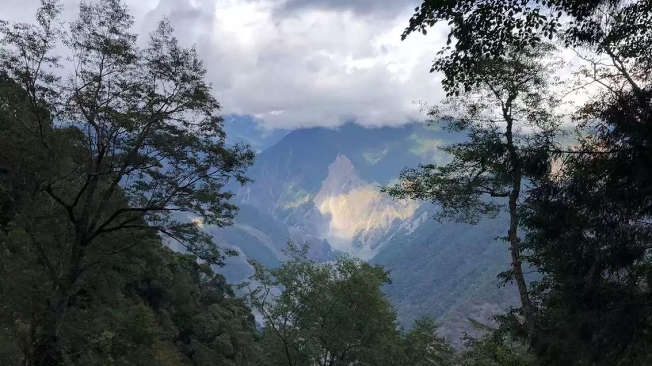 Kaohsiung Taoyuan District & Nanheng Tianchi & Guanshan Crossing Ancient Trail Dengzhongzhiguan One-day Single Attack | Departing from Kaohsiung | Four people in a group [Mountain Hiking Transfer]