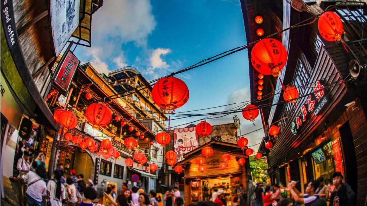 One-day Chartered Tour from Jiufen, New Taipei City | Jinguashi Golden Waterfall. Jiufen Old Street. Very sky lantern. Keelung Miaokou Night Market | Departure from Keelung Port | Chinese, English and Japanese service