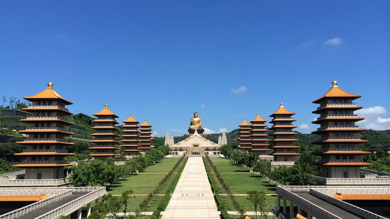 Kaohsiung one-day tour [car 8HR/10HR | one car, one guide] | Xiziwan Scenic Area + Dagou Consulate + Pier 2 Art Zone + Buddha Memorial Hall | Depart from Kaohsiung/Tainan