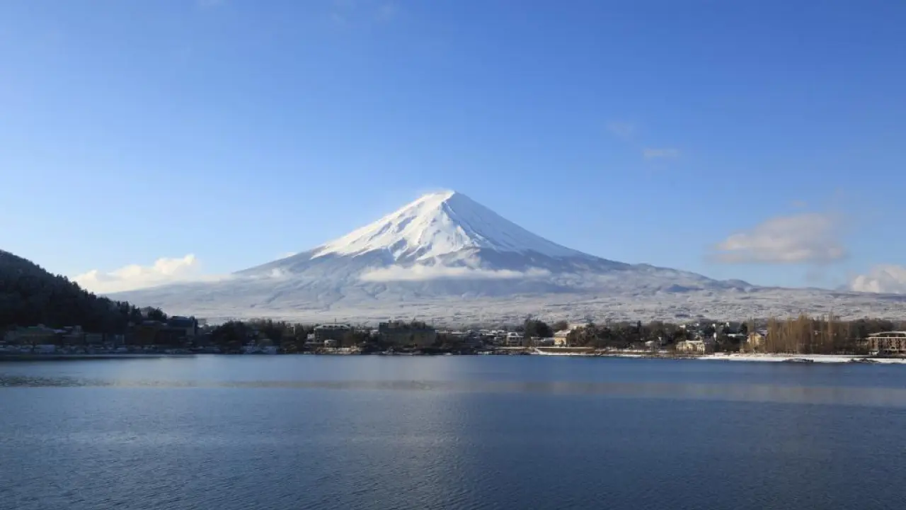 一日遊 - 5種甜草莓吃到飽、白草莓與稀有品種的品嚐比較 - 河口湖和雪山富士山 - 牛肉壽喜燒火鍋午餐【新宿/上野/東京出發】