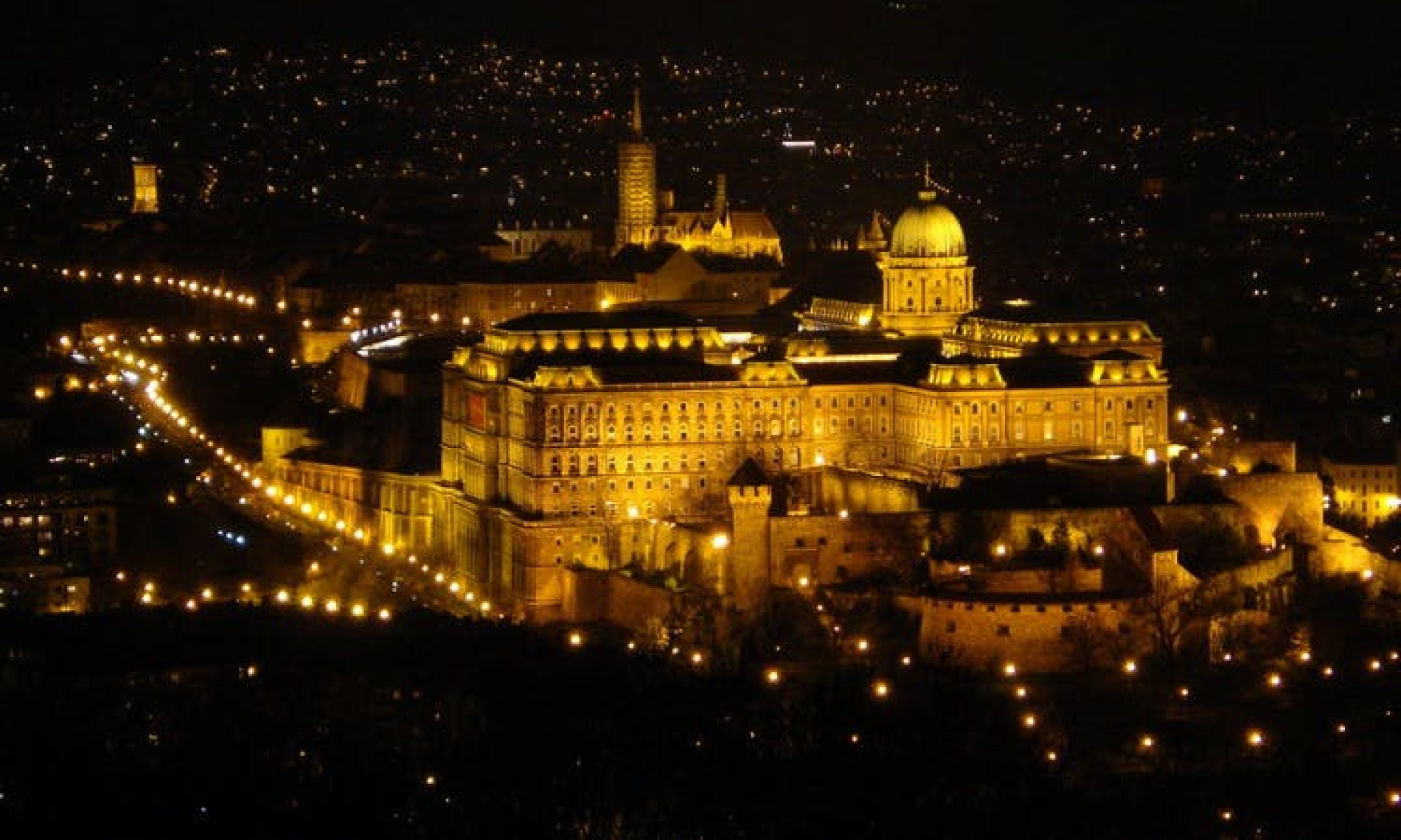 Буда видео. Замок Буда в Будапеште. Будайская крепость и Королевский дворец в Будапеште. Будайский замок Венгрия. Замок Буда (г. Будапешт).