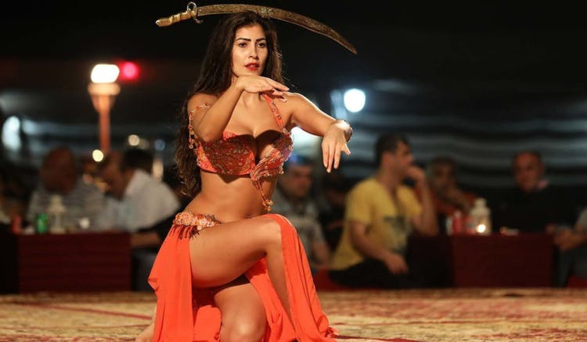 Арабские музыка живота. Танец живота Дубай сафари. Dubai Desert Safari belly Dance. Belly Dance Dubai Desert. Сафари с арабским танцам Дубай.