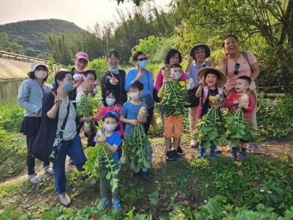 Taipei|Little Farmer Half-day Experience|Carrot Pulling Experience & Carrot Cake Making DIY. Sweet potato pulling experience & sweet potato round making DIY|Wild Grass Flower and Fruit Organic Farm