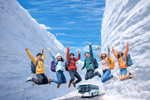 2-Day Tour of Tateyama Kurobe Alpine Route & Shirakawa-go & Hida Takayama | Departing from Osaka | Includes transportation to Tateyama Kurobe Alpine Route & Optional Meals