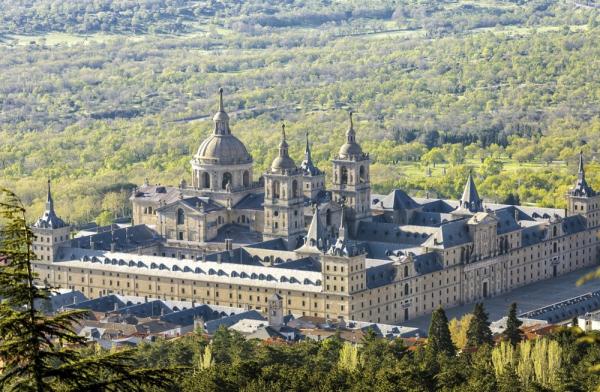 [Exclusive Private Charter Car] Private charter car one-day tour of popular routes around Madrid, Toledo, Segovia, Windmill Town, and Aranjuez, etc.·Chinese speaking driver·Specialized car service·Customizable itinerary·