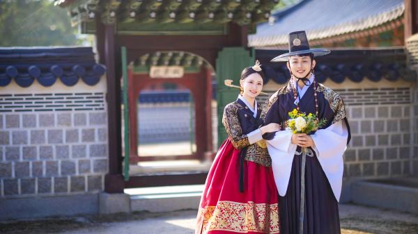 [Limited-Time Offer: Gift for Positive Reviews] Gyeongbokgung Palace Hanbok Experience + Professional Photography Service | Popular Hanbok Photoshoot in Seoul