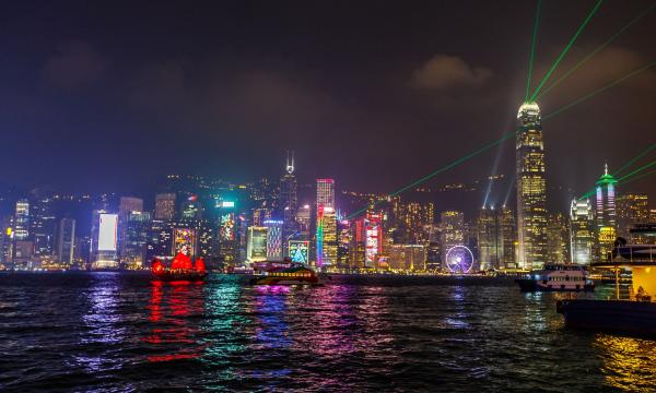 香港の二大夜景を満喫!シンフォニーオブライツ+ビクトリアピーク<日本語ガイド/スターフェリー乗船/夕方~夜/夕食なし or ミシュラン1つ星・添好運の飲茶ディナープランあり>