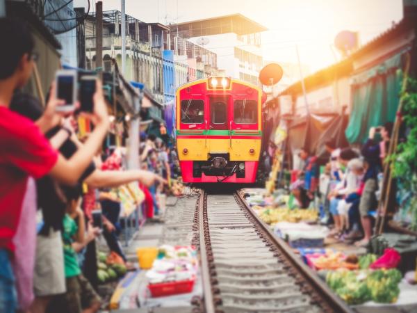 バンコク発 日本語ガイドと行くメークロン鉄道市場+水上マーケット 日帰り観光ツアー(タイ)