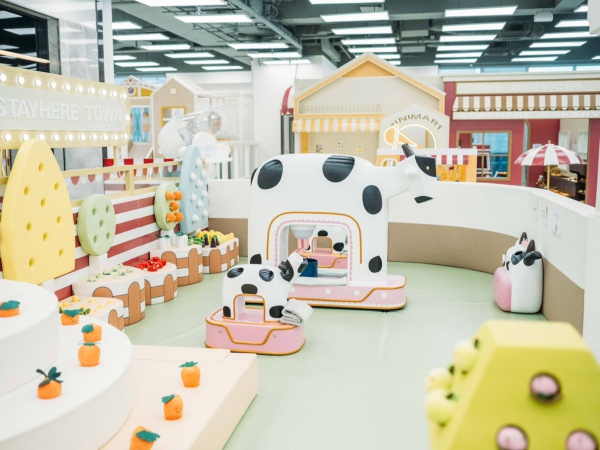 【KKday限定】Stayhere Town|高さ7000フィートの街をテーマにした子供用プレイハウス|家族写真撮影サービス|牧場体験、自動車修理場、ベーカリー、消防署、ペットクリニック、ボールプール、トランポリン|観塘