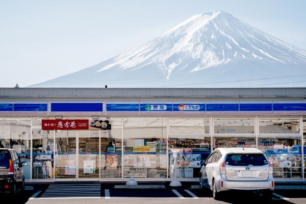 【Mount Fuji Lawson Day Trip to Two Lakes - Departing from Tokyo】Lake Yamanaka & Lake Kawaguchi Autumn Foliage Corridor & Narusawa Ice Cave & Craft Experience (Optional upgrade to Kobe beef lunch)