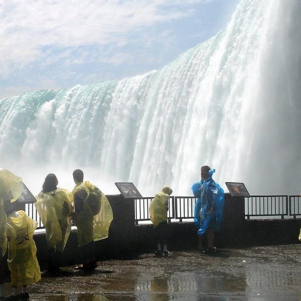 カナダ・トロント発ナイアガラの滝+モントリオール+オタワ+ケベック4日間ツアー【13名様限定/中国語・英語対応】