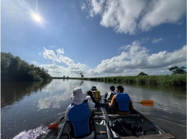 [Hokkaido, Kushiro River Wetlands] Paddle a canoe along the wide, calm river, feeling the wind blowing through the marshland [Short Course]
