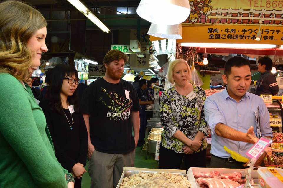 【沖繩特色體驗】沖繩當地市集採買食材、創意手作料理 