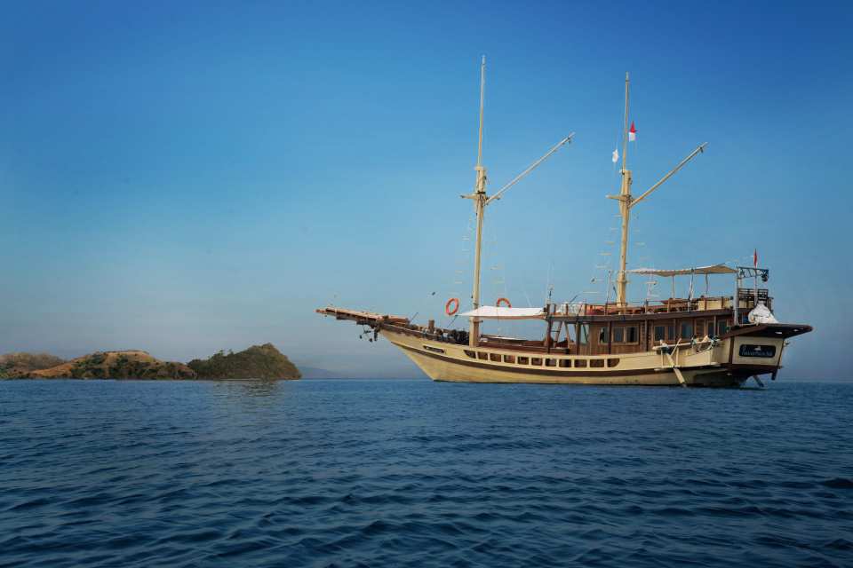  【科莫多島三天兩夜】木造帆船體驗船宿、科莫多國家公園跳島遊 