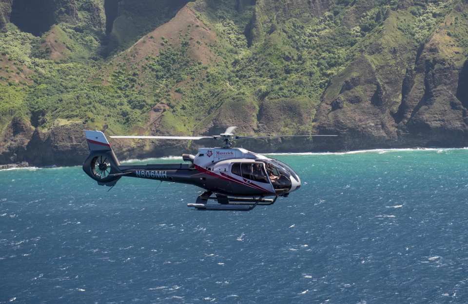  【俯瞰原始天然美景】夏威夷可愛島直升機體驗（含飯店接送）   