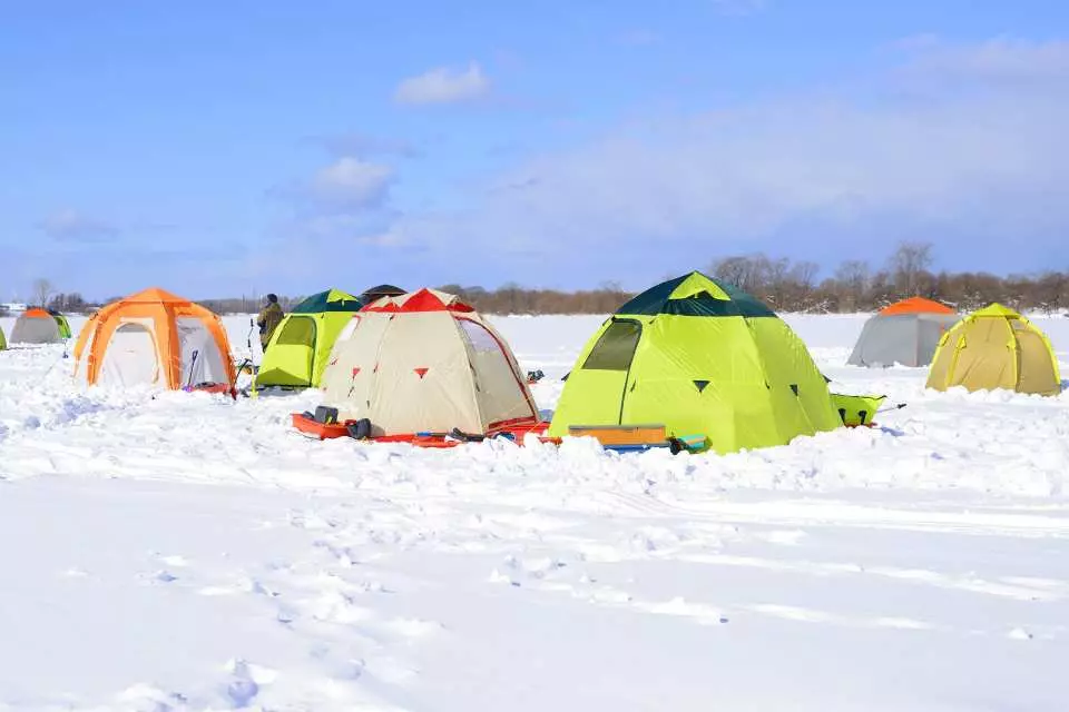 12 3月限定 札幌発着 貸切テントで氷上ワカサギ釣り 試食体験 北海道アクティビティ予約 Kkday